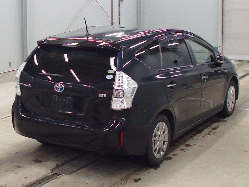 2014 Toyota Prius alpha ZVW41W[1]