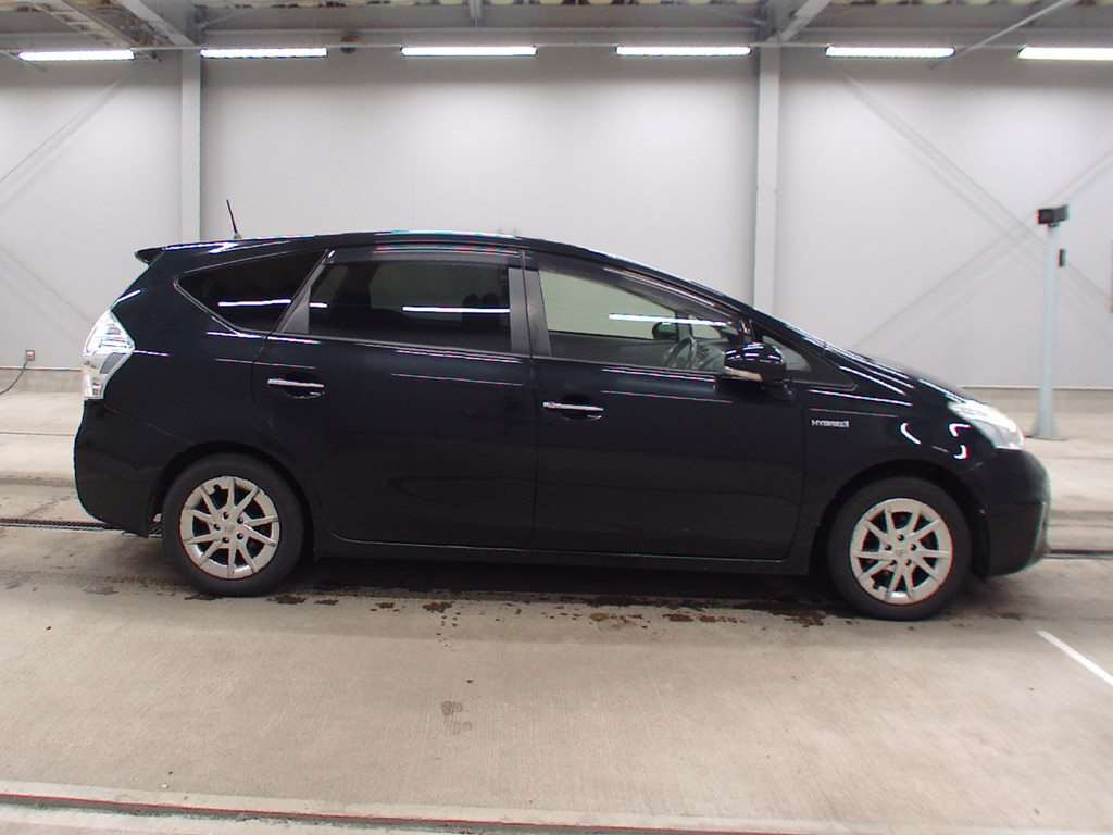 2014 Toyota Prius alpha ZVW41W[2]