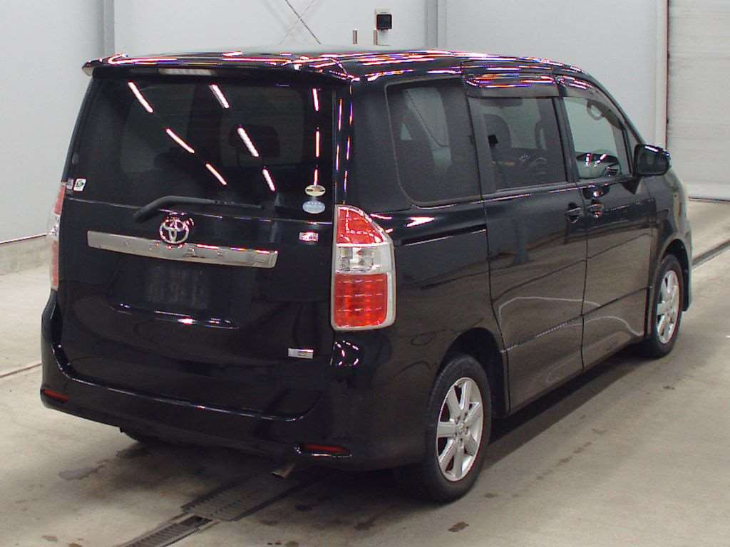 2007 Toyota Noah ZRR75W[1]