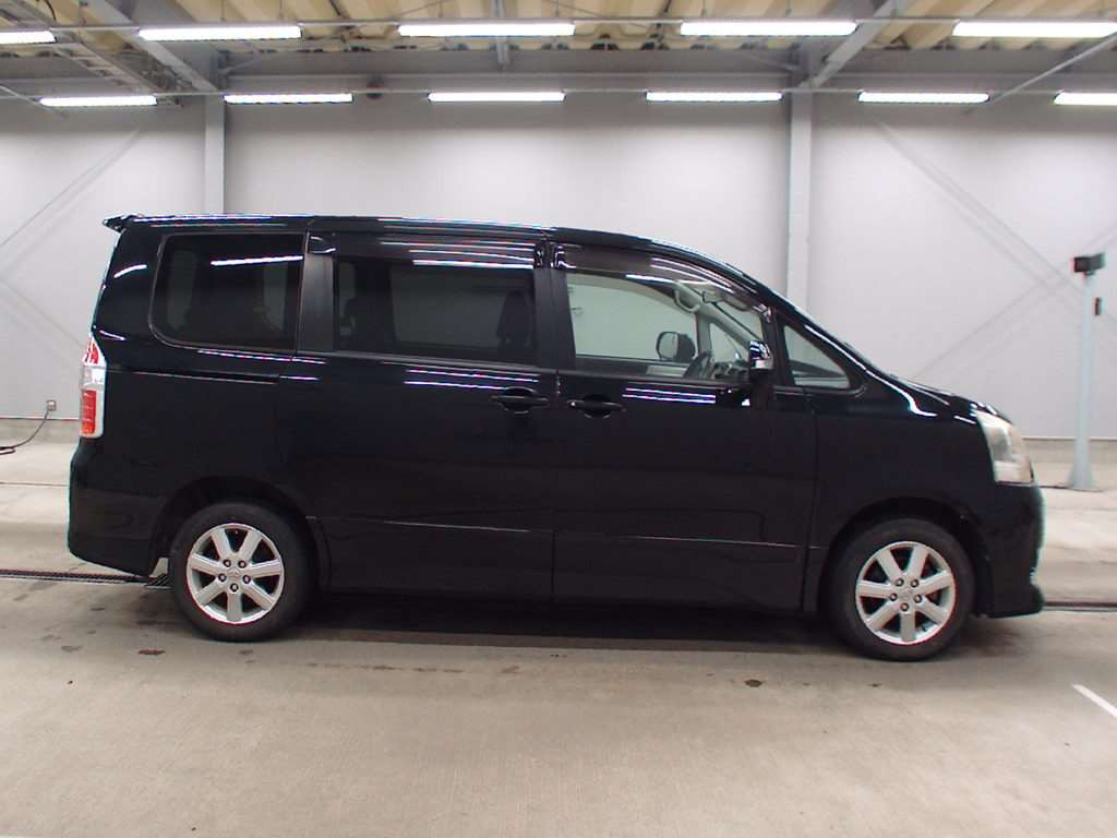 2007 Toyota Noah ZRR75W[2]