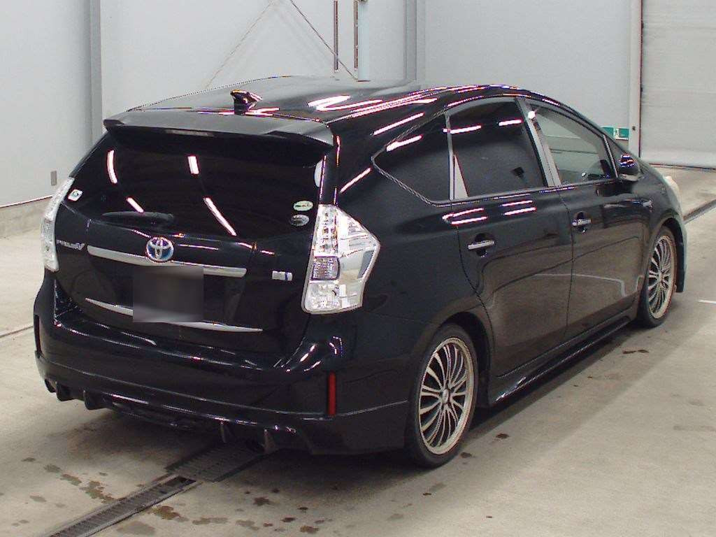 2013 Toyota Prius alpha ZVW41W[1]