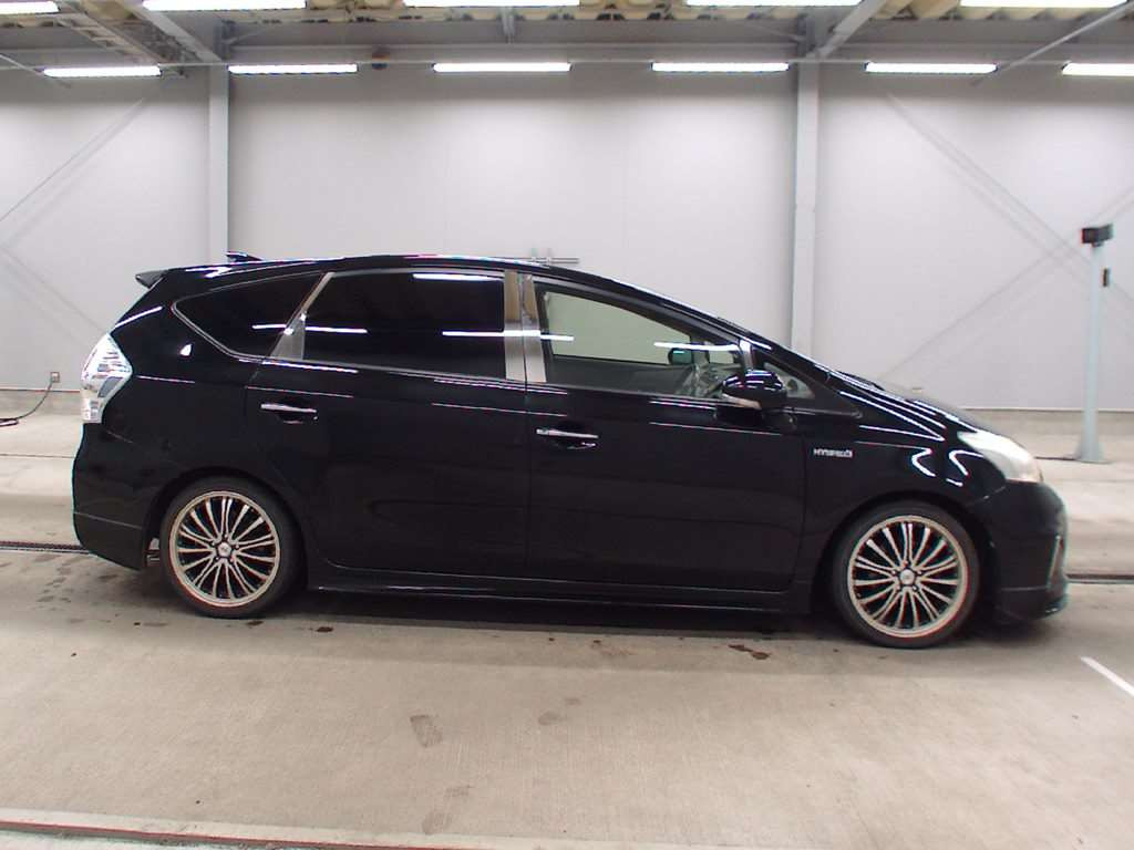 2013 Toyota Prius alpha ZVW41W[2]