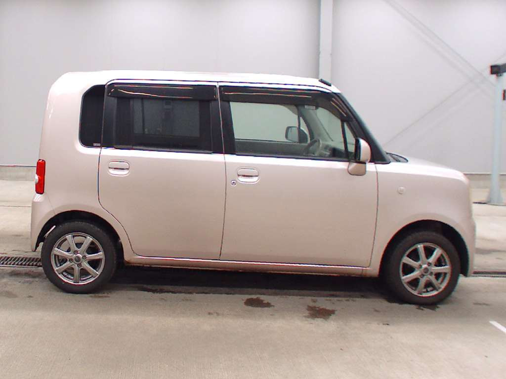 2010 Daihatsu Move Conte L575S[2]