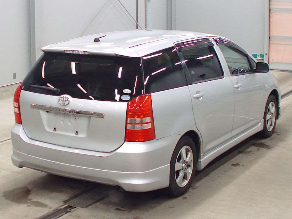 2005 Toyota Wish ZNE10G[1]