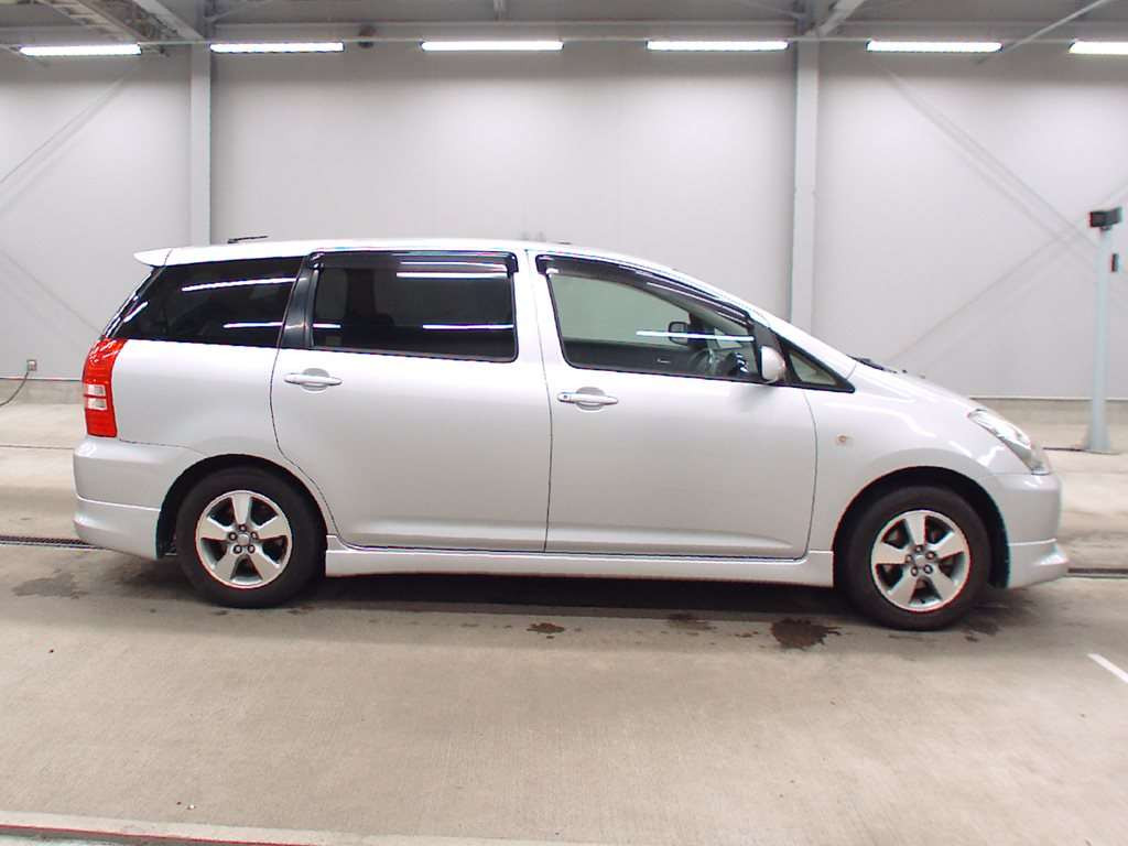 2005 Toyota Wish ZNE10G[2]