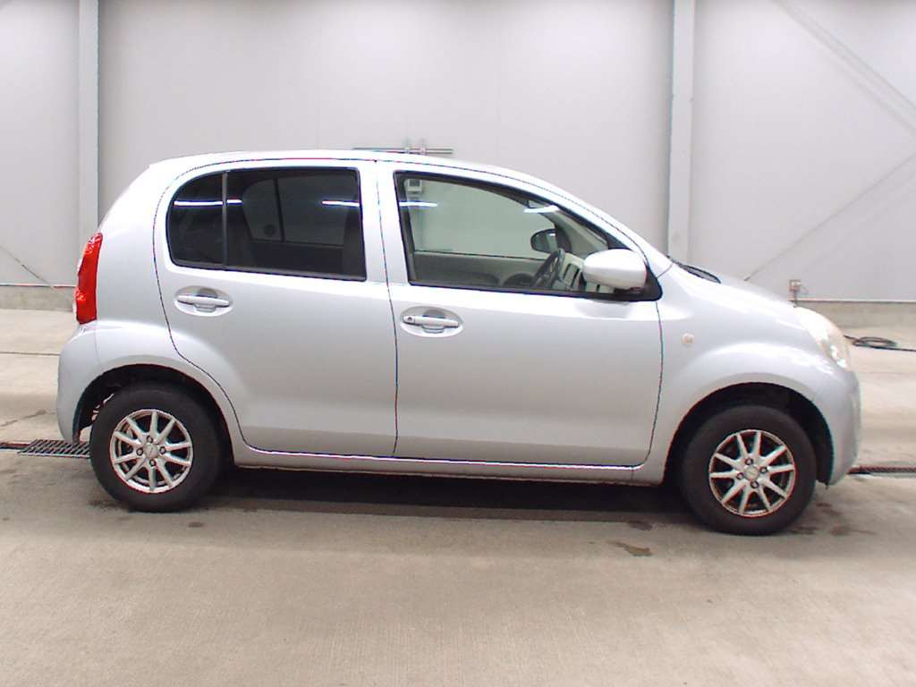 2011 Toyota Passo KGC35[2]