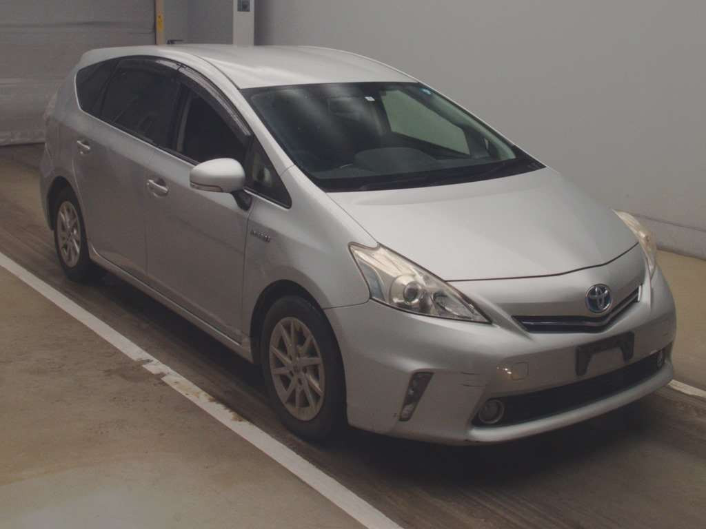 2014 Toyota Prius alpha ZVW41W[2]