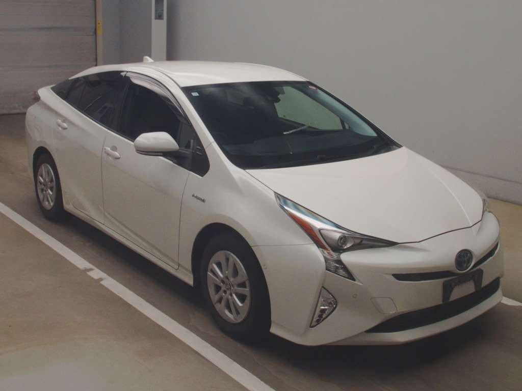 2017 Toyota Prius ZVW50[2]