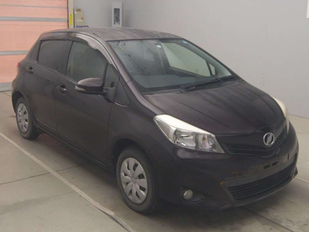 2013 Toyota Vitz NSP130[2]