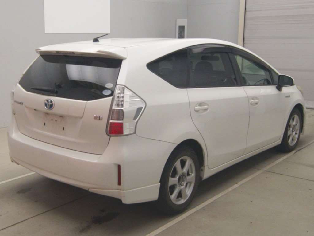 2011 Toyota Prius alpha ZVW41W[1]