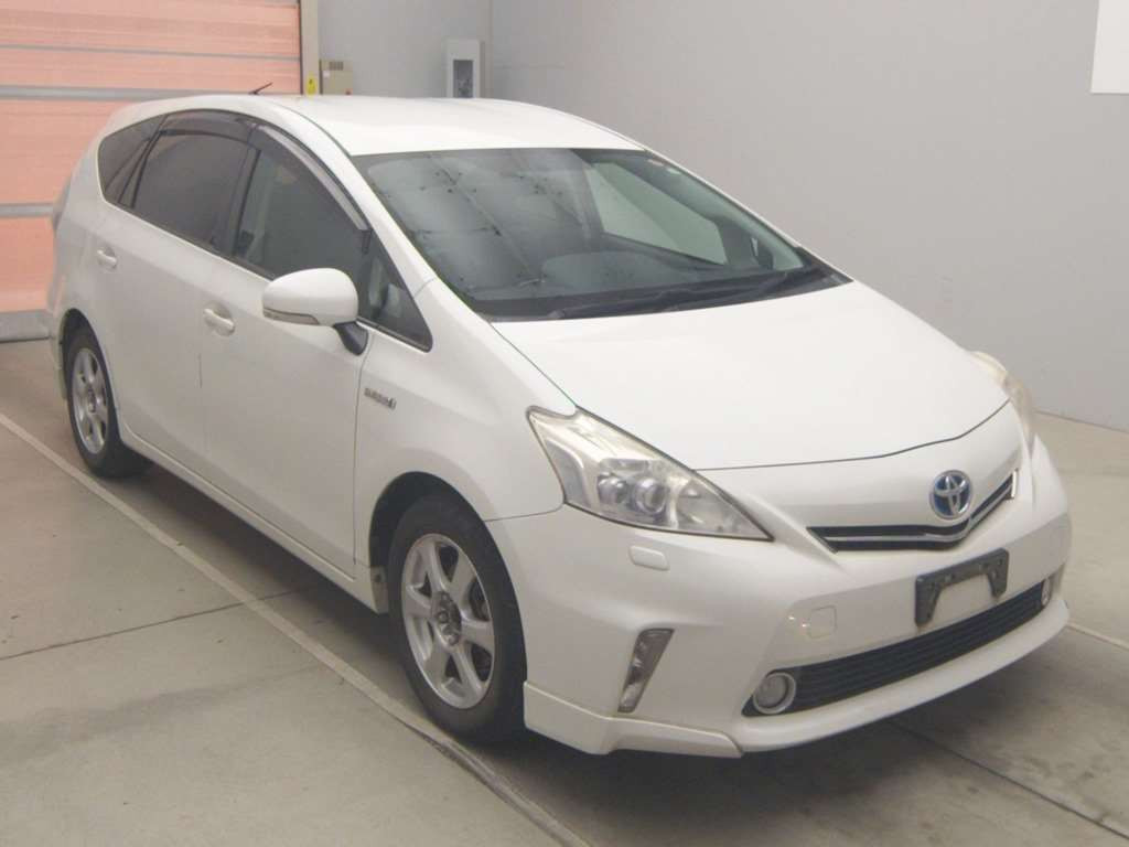 2011 Toyota Prius alpha ZVW41W[2]