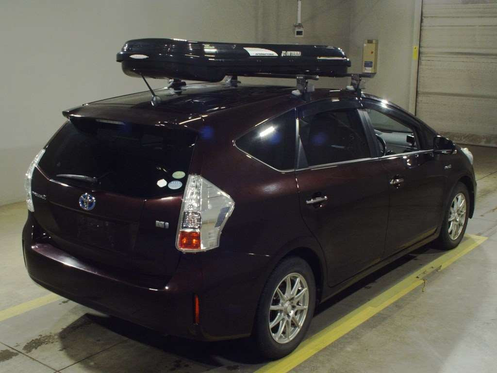 2014 Toyota Prius alpha ZVW40W[1]