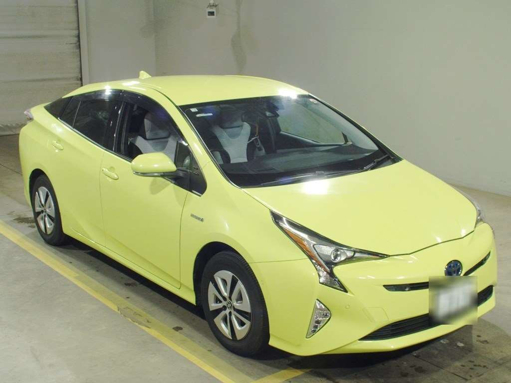 2016 Toyota Prius ZVW55[2]