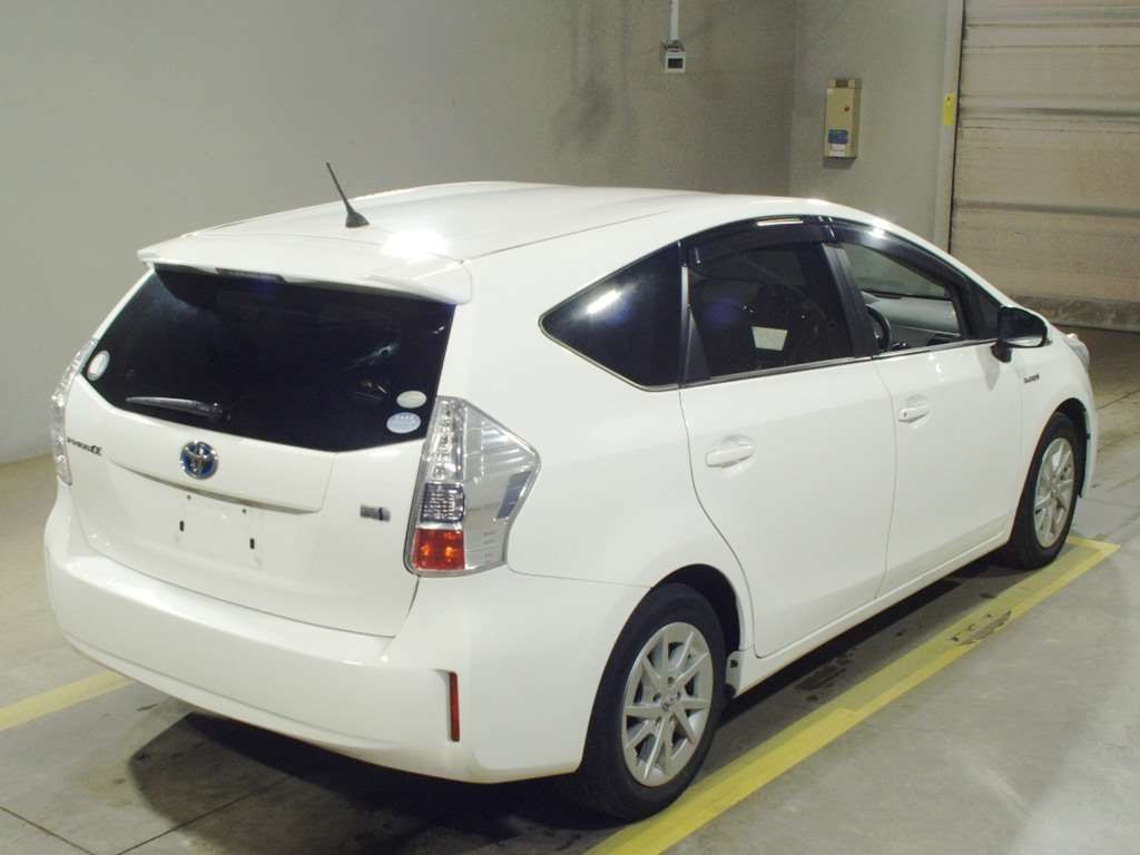 2011 Toyota Prius alpha ZVW41W[1]