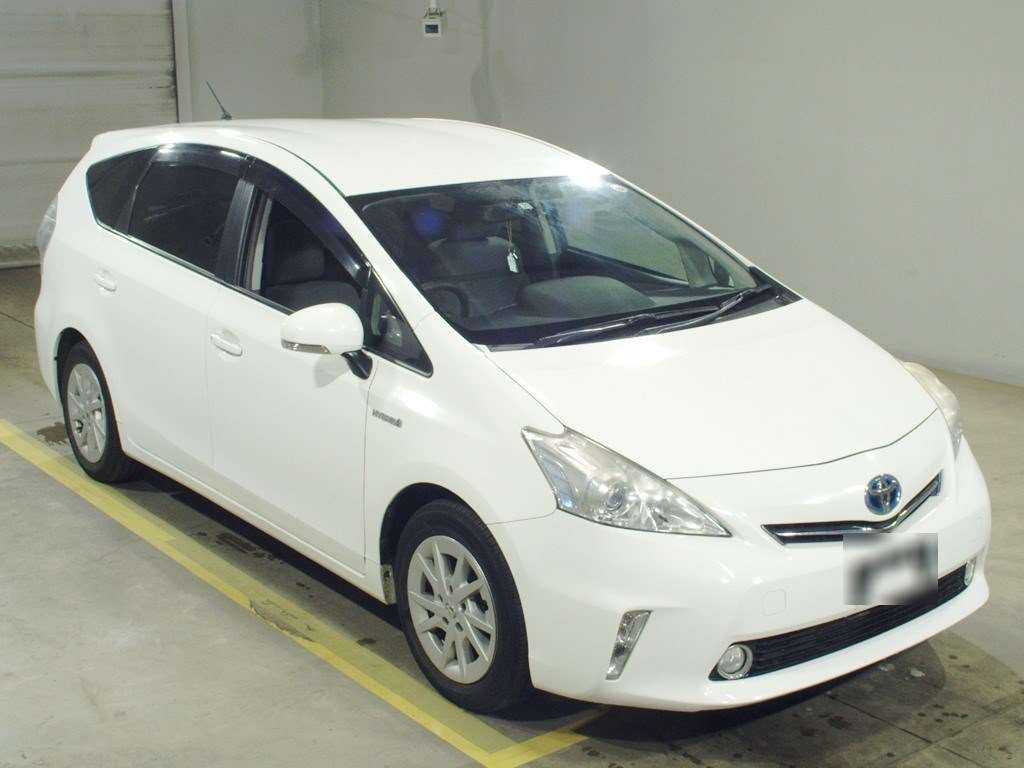 2011 Toyota Prius alpha ZVW41W[2]