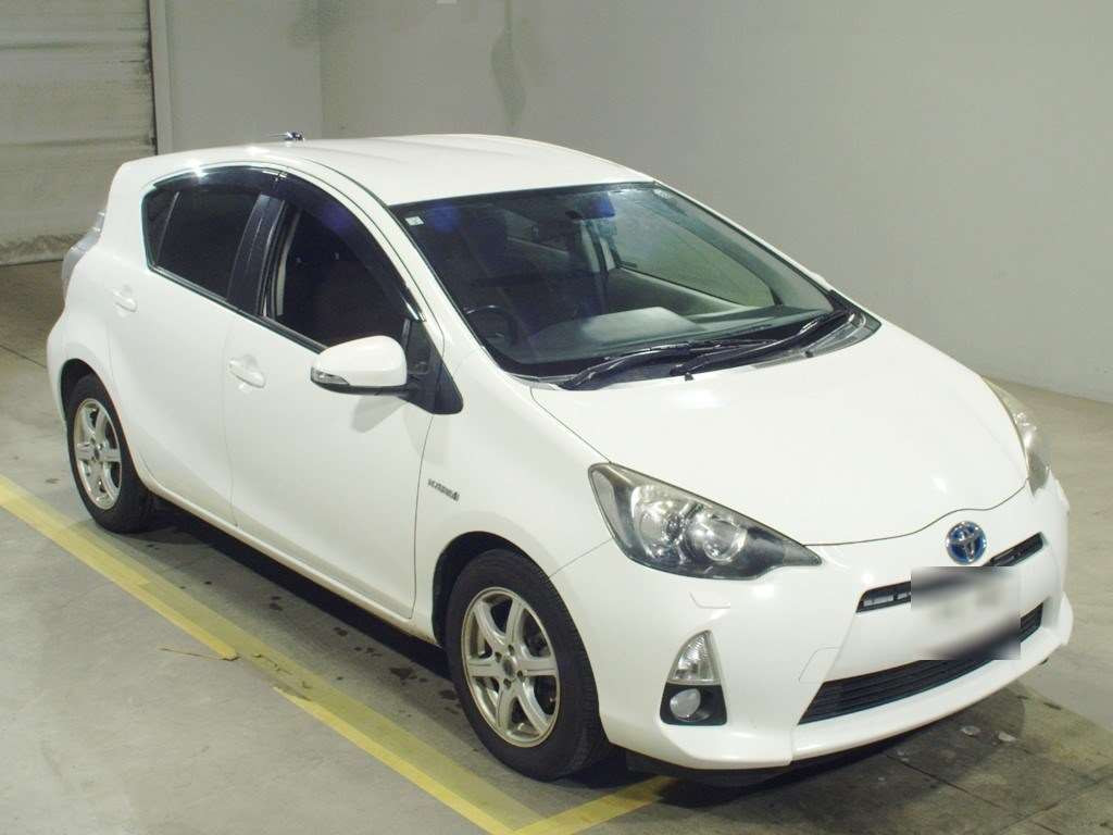 2013 Toyota Aqua NHP10[2]