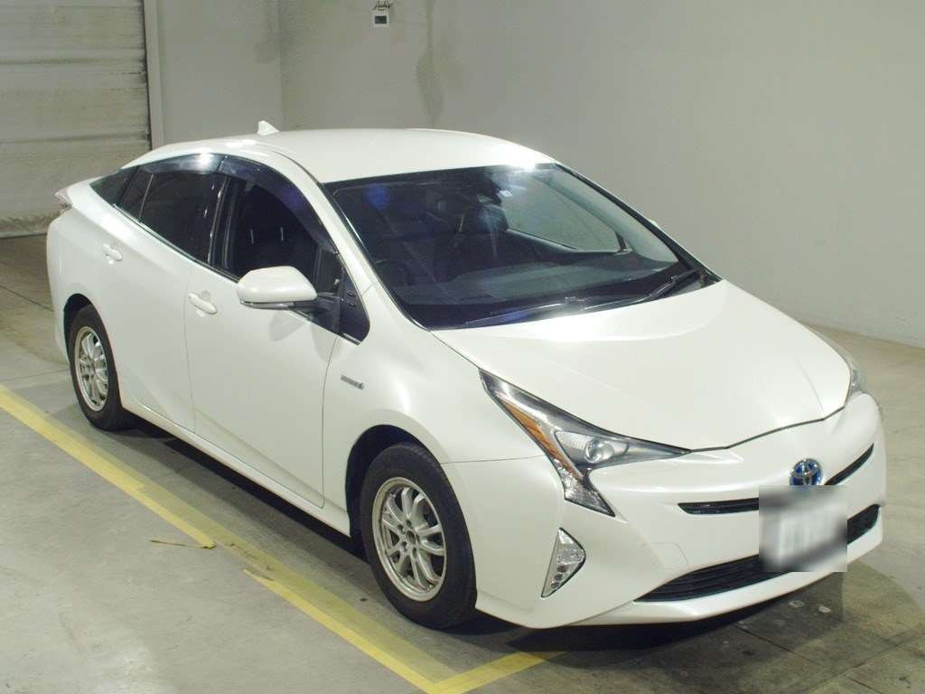 2016 Toyota Prius ZVW55[2]