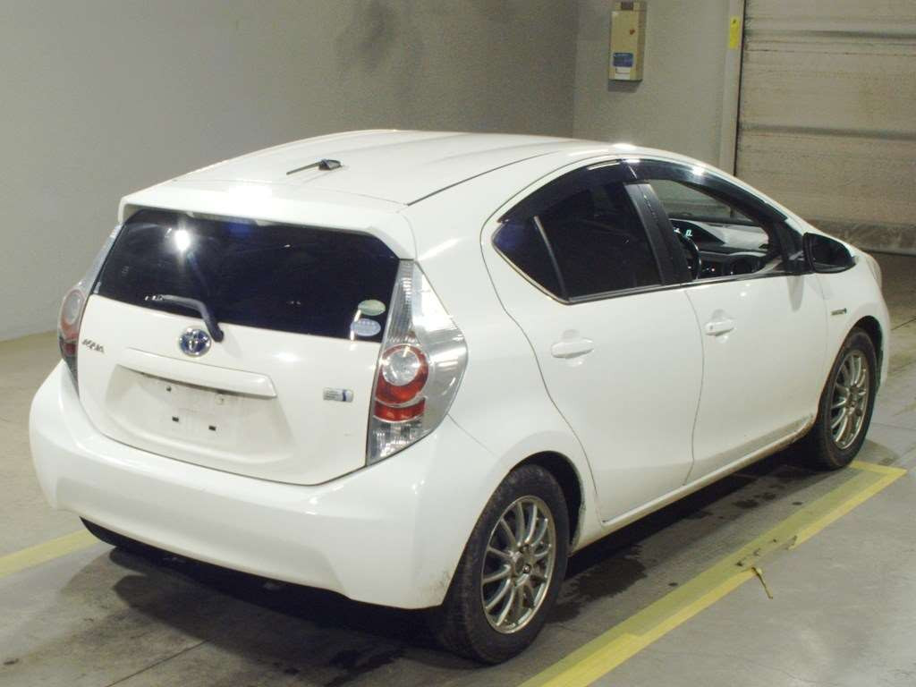 2012 Toyota Aqua NHP10[1]