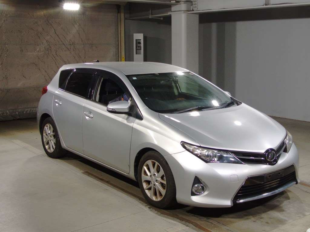 2014 Toyota Auris ZRE186H[2]