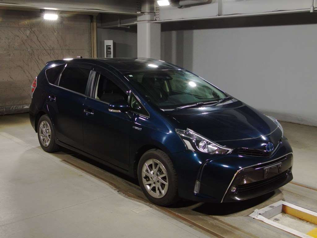 2018 Toyota Prius alpha ZVW41W[2]