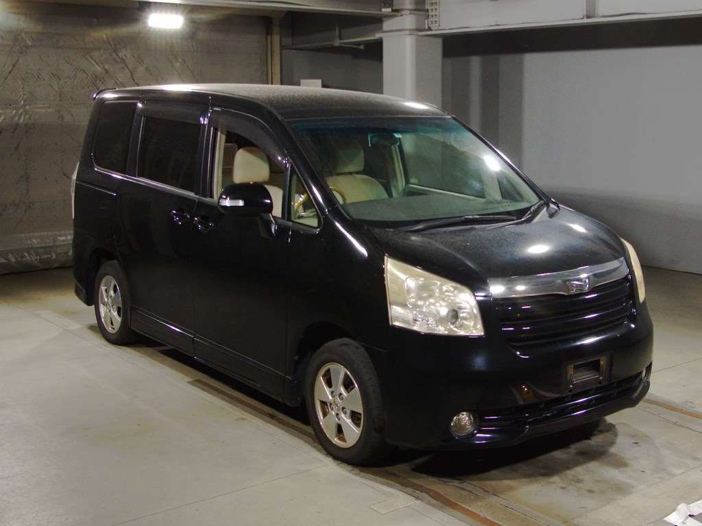 2007 Toyota Noah ZRR70G[2]