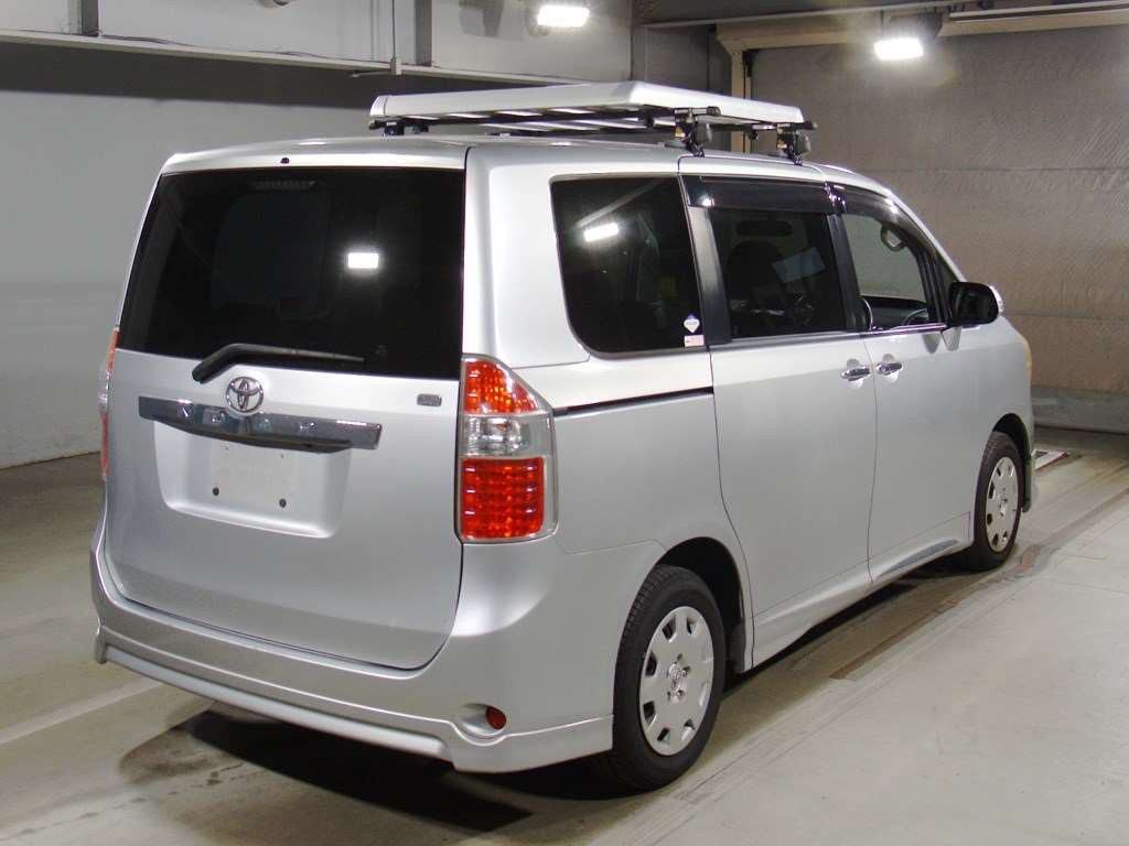 2010 Toyota Noah ZRR70G[1]