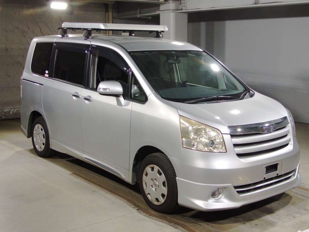 2010 Toyota Noah ZRR70G[2]