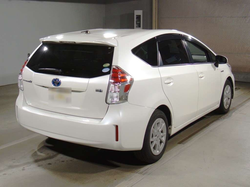 2016 Toyota Prius alpha ZVW41W[1]