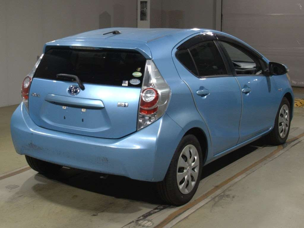 2013 Toyota Aqua NHP10[1]