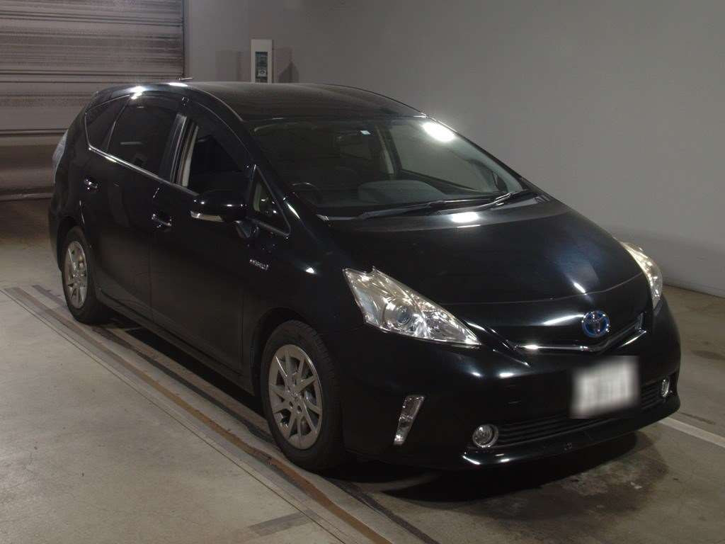 2014 Toyota Prius alpha ZVW41W[2]