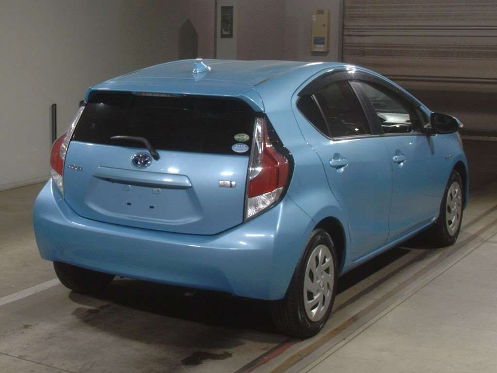 2016 Toyota Aqua NHP10[1]