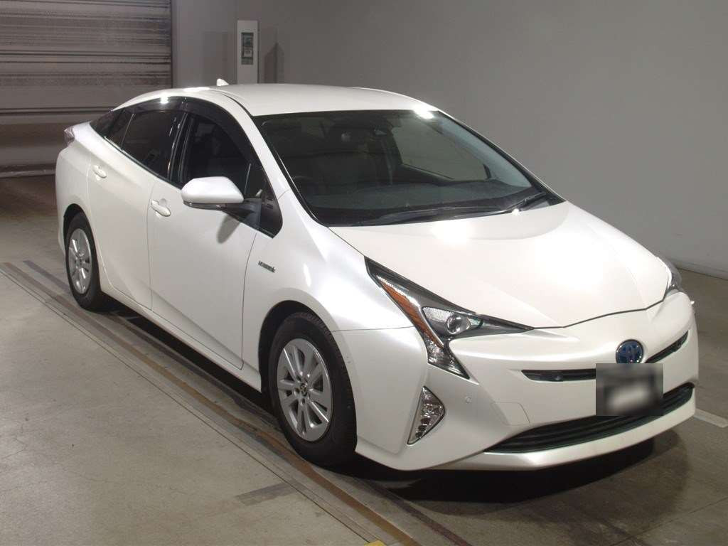 2017 Toyota Prius ZVW50[2]