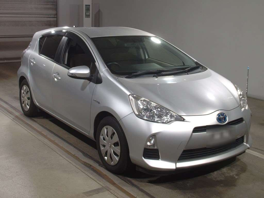 2014 Toyota Aqua NHP10[2]