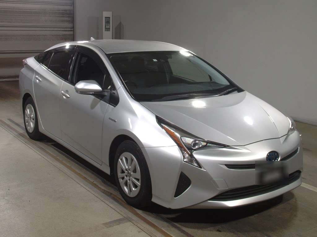 2017 Toyota Prius ZVW50[2]