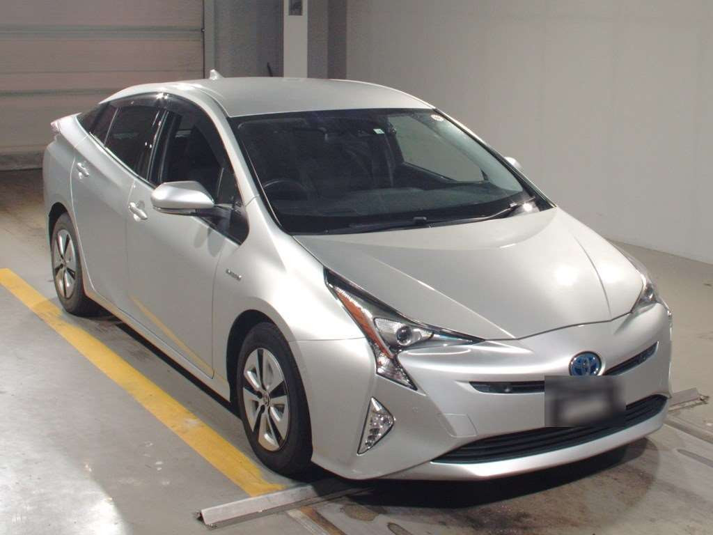 2016 Toyota Prius ZVW51[2]