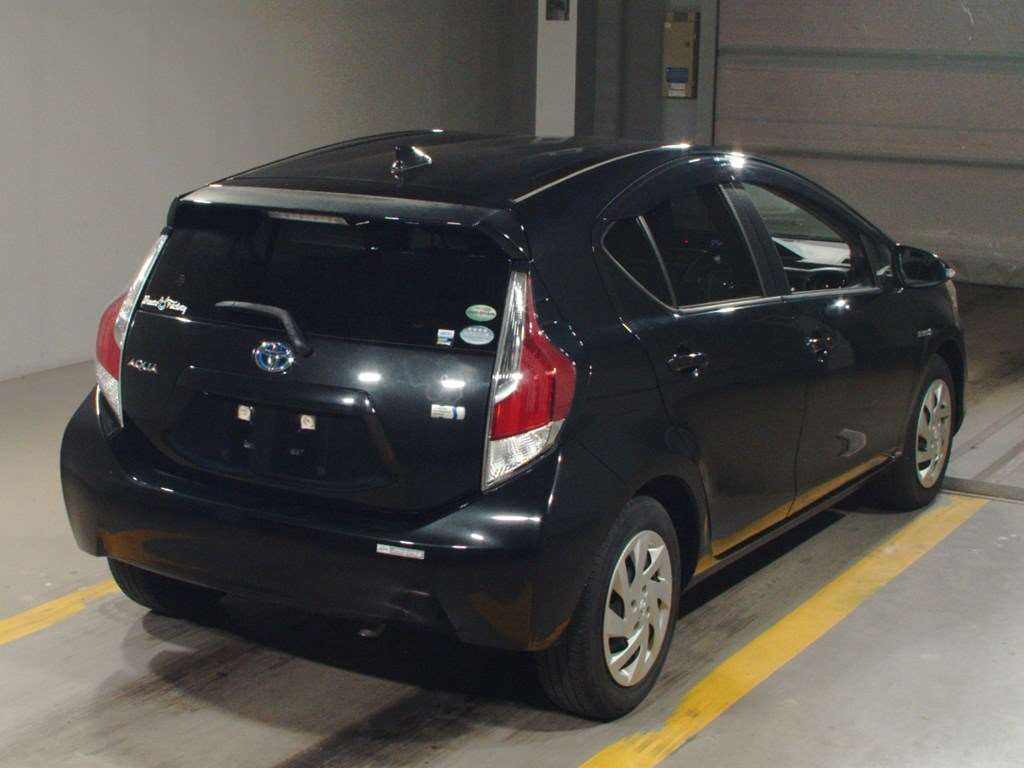 2015 Toyota Aqua NHP10[1]