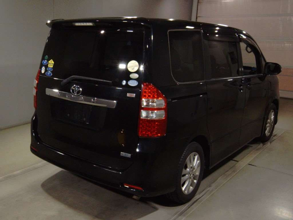 2011 Toyota Noah ZRR70W[1]