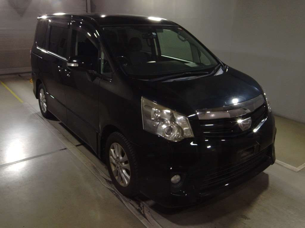 2011 Toyota Noah ZRR70W[2]