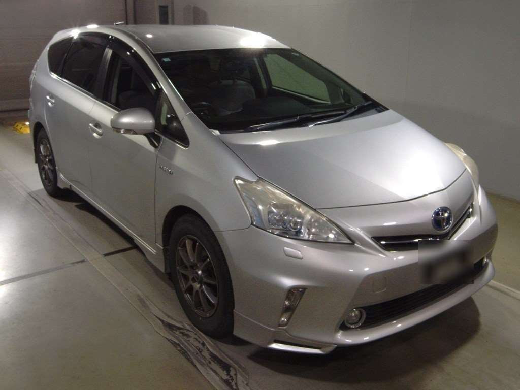 2012 Toyota Prius alpha ZVW41W[2]