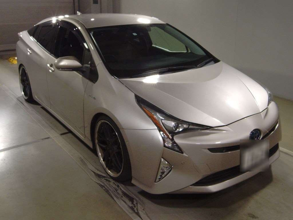 2018 Toyota Prius ZVW50[2]