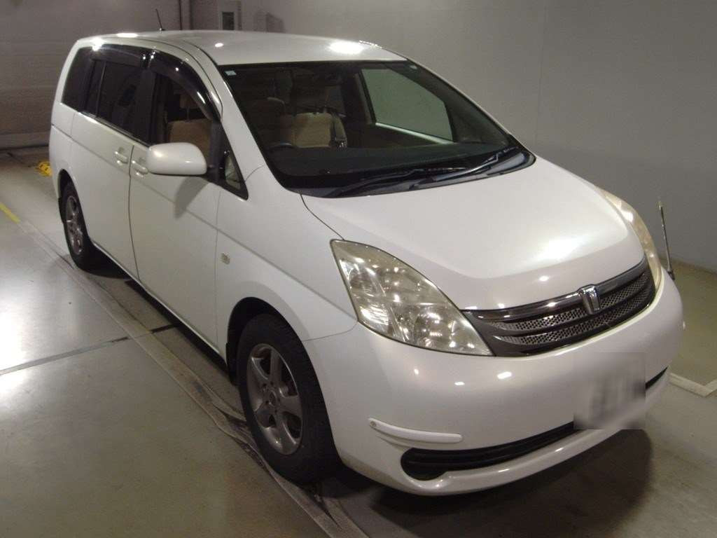 2005 Toyota Isis ZNM10G[2]