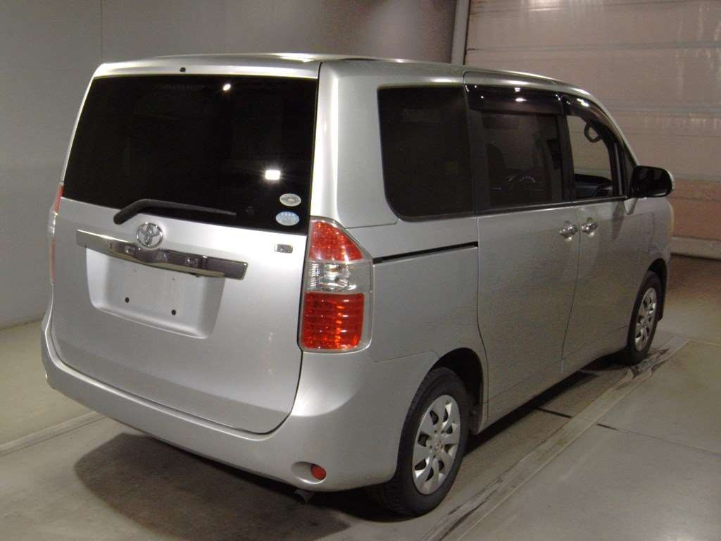 2009 Toyota Noah ZRR70G[1]