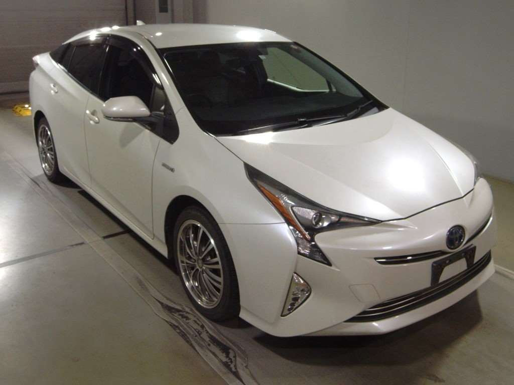 2015 Toyota Prius ZVW50[2]