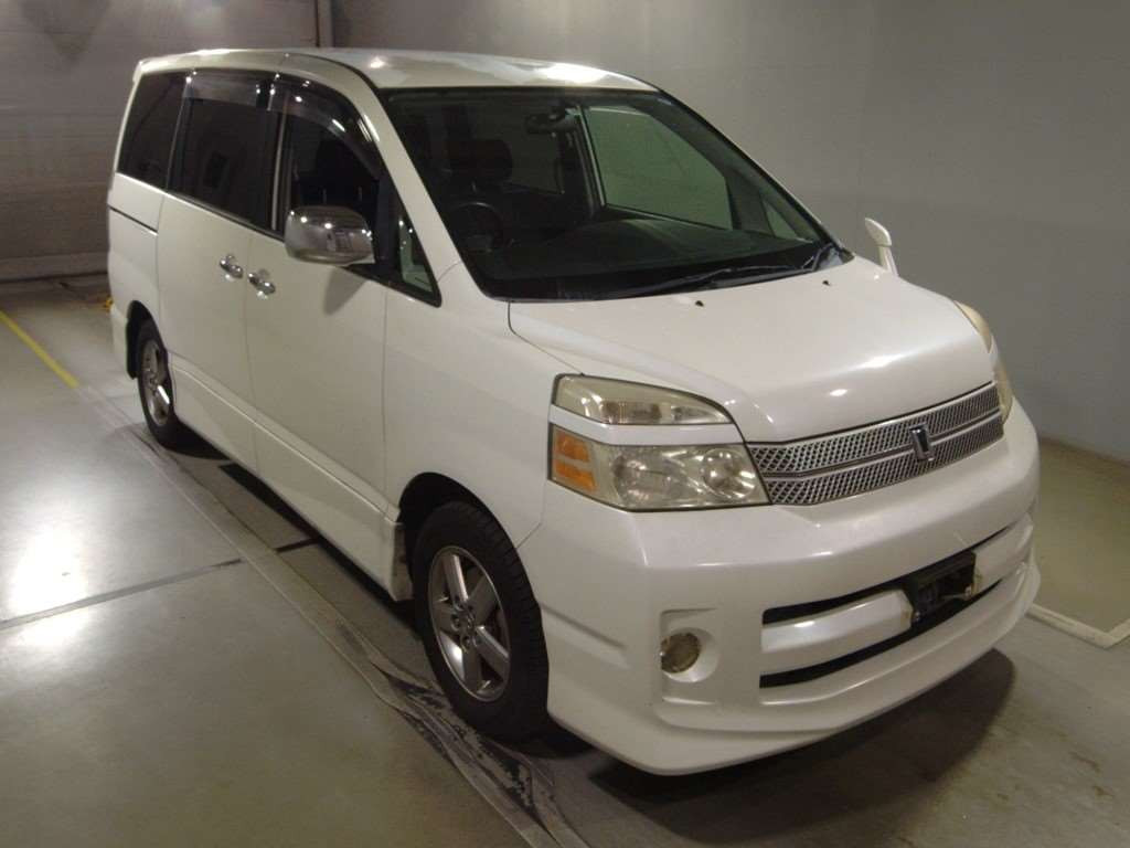 2005 Toyota Voxy AZR60G[2]