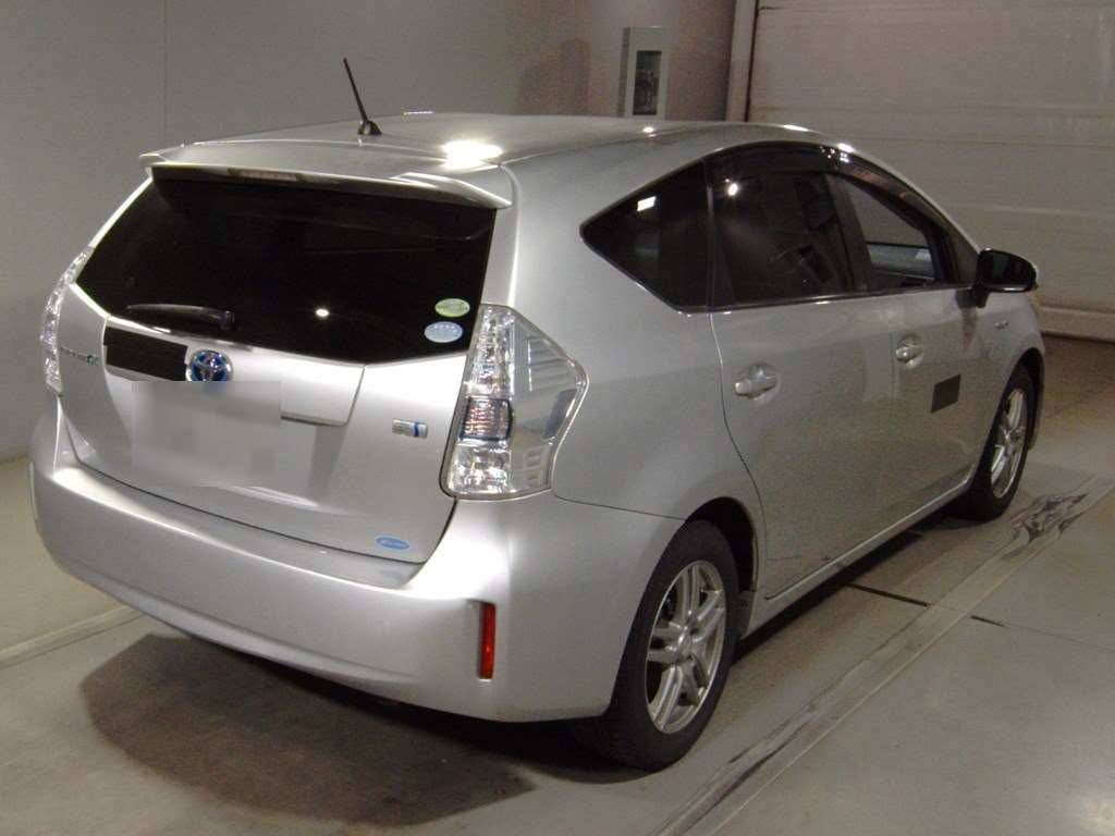 2012 Toyota Prius alpha ZVW41W[1]