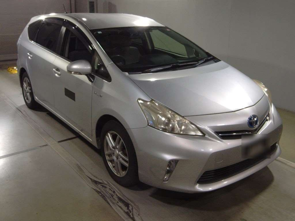 2012 Toyota Prius alpha ZVW41W[2]