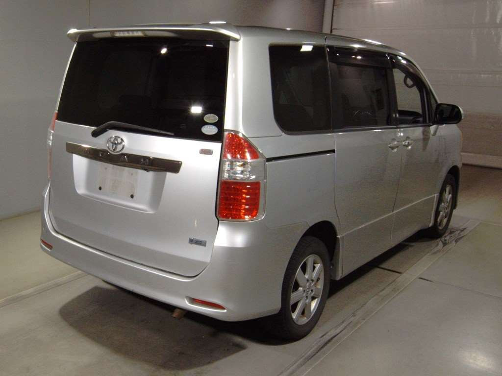 2007 Toyota Noah ZRR75W[1]