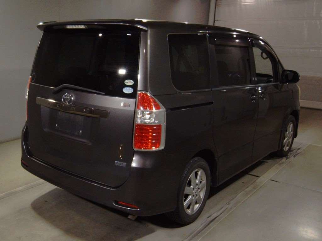 2008 Toyota Noah ZRR70W[1]