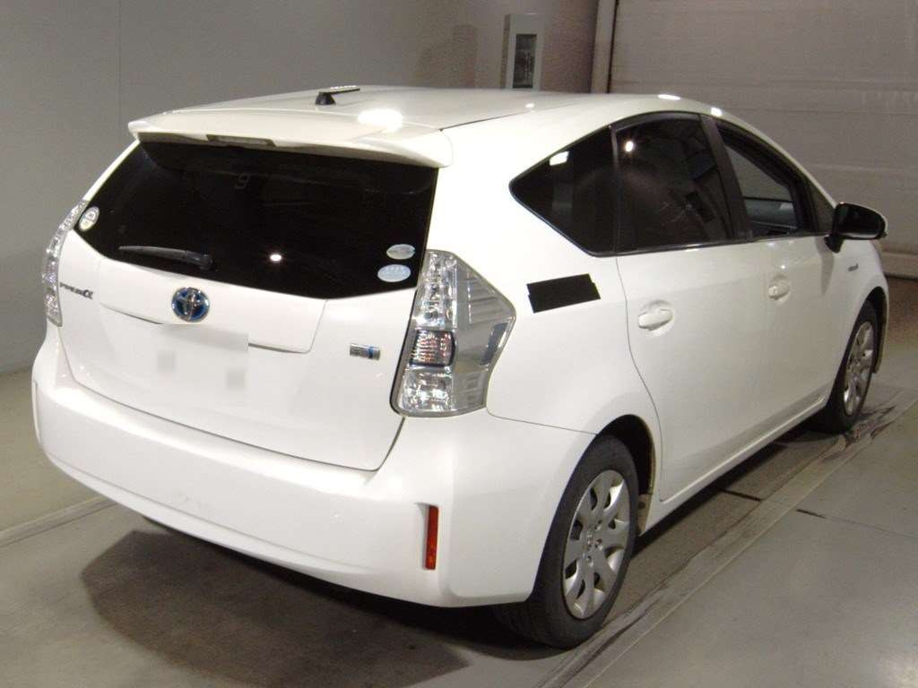 2011 Toyota Prius alpha ZVW41W[1]