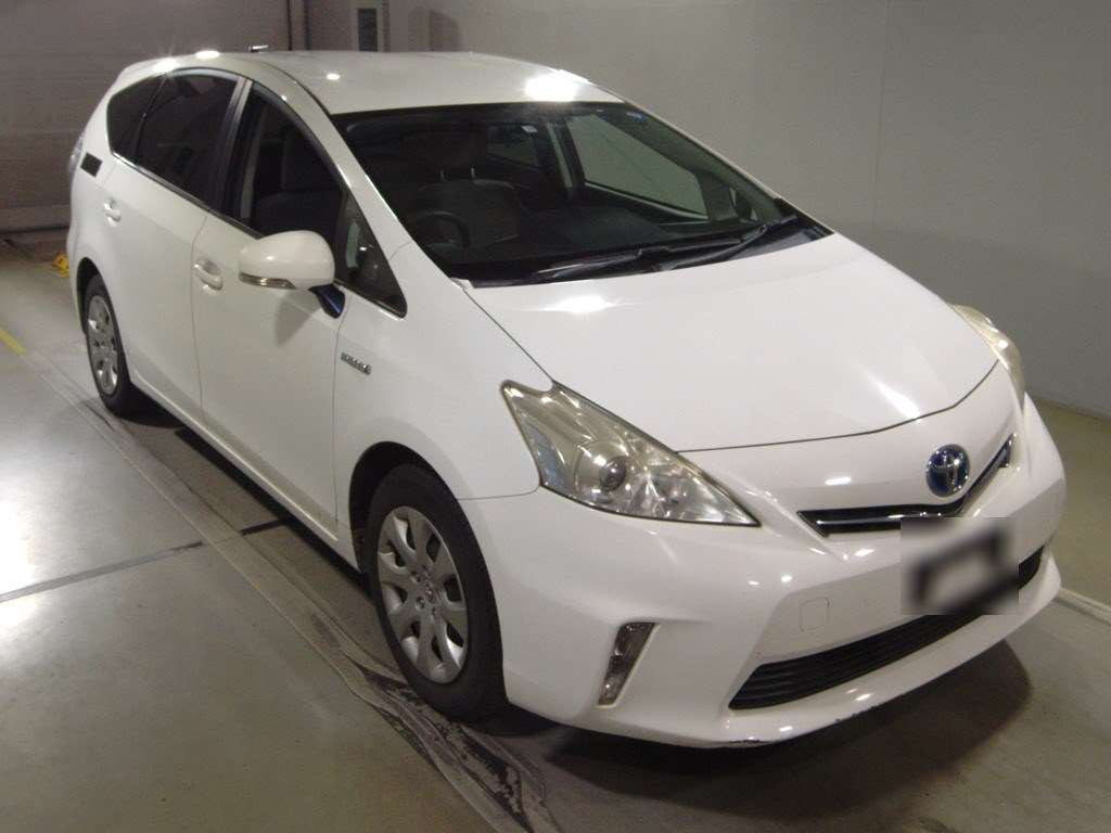 2011 Toyota Prius alpha ZVW41W[2]